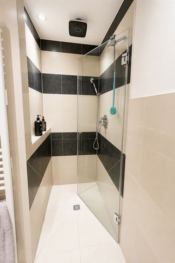 Lichtdurchflutete 107m 4-Zimmerwohnung – Dusche in Gäste Bad