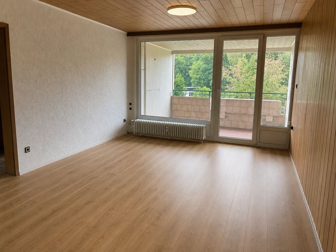 Helles Schlafzimmer mit Balkon