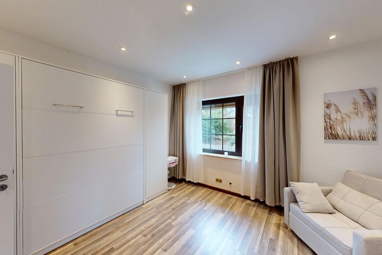 Bungalow z mieszkaniem dodatkowym i elastycznym użytkowaniem – Kinderzimmer/Büro
