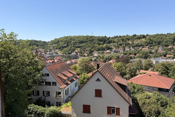 Freistehendes Haus mit Blick auf Hall, großer Garten