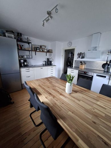 Partially renovated 6-room semi-detached house – Küche Wohnung UG