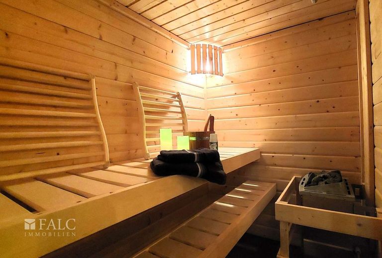 Provisionsfrei! Viel größer als gedacht! EFH mit Kamin, Balkon, Terrasse + Carport! – Sauna für 2 Personen