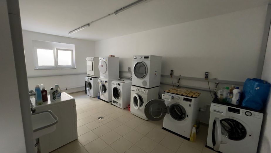 Exklusive 4,5-Zimmer-Wohnung 2 Balkone und EBK – Waschküche