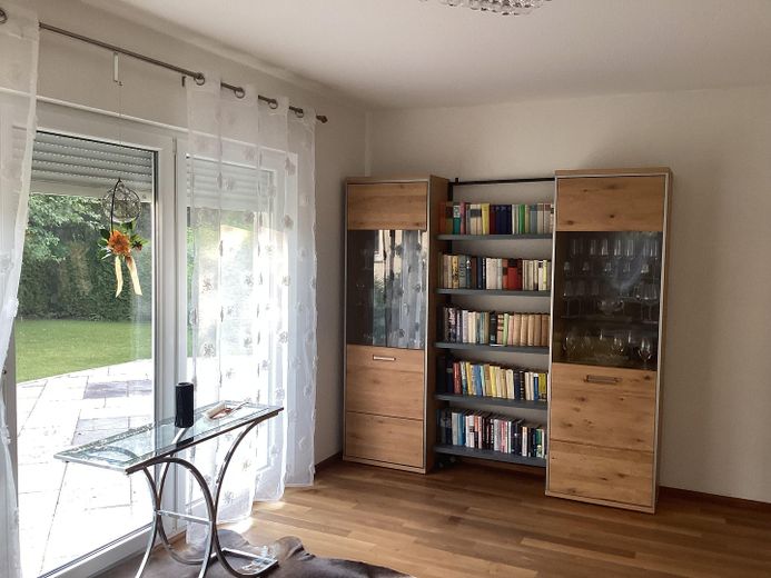 Modern detached house with upscale features and two terraces – Wohnzimmer mit Terassenzugang 