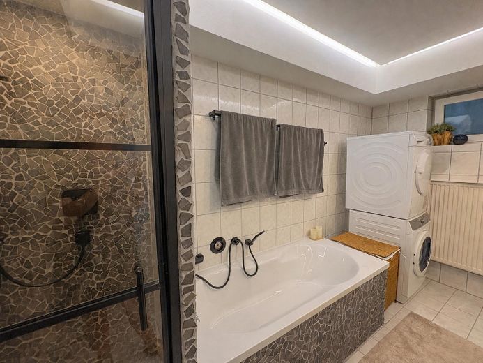 Provisionsfrei - Wohnen wie im eigenen Haus: 120m² mit Garten, Traum-Weitblick & Wellness-Faktor – Badezimmer