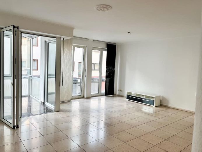Exklusives City-Apartment mit großzügiger Wohnloggia in Top-Lage – Wohnraum