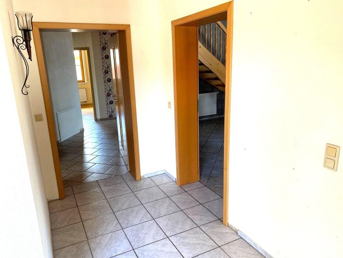 Freistehendes Einfamilienhaus mit Einliegerwohnung und Garage in ruhiger Lage (Sackgasse) von Brakel – Eingang zu Wohnungen