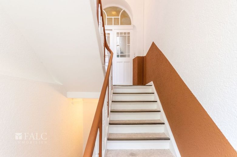 Charmantes Mehrfamilienhaus mit Entwicklungspotenzial – Treppenhaus