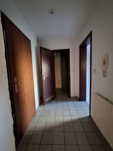NIEDROGIE MIESZKANIE W SPOKOJNEJ OKOLICY Z TARASEM!!! – Flur