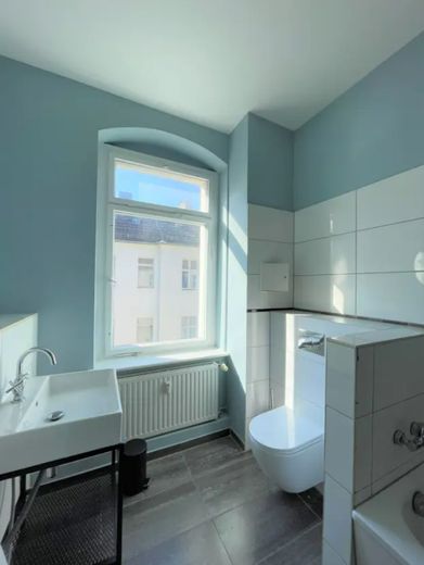 Voll möbliertes 1-Zimmer Wohnung nahe Helmholtzplatz – 02.Bad