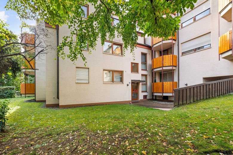 Appartamento esclusivo arredato e ristrutturato, cucina abitabile, balcone e posto auto in garage sotterraneo – Innenhof
