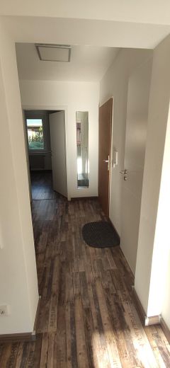 Top modernisierte 2-Zimmer-Wohnung mit Balkon und Tiefgaragen-Stellplatz an der Grenze zu HH – Flur