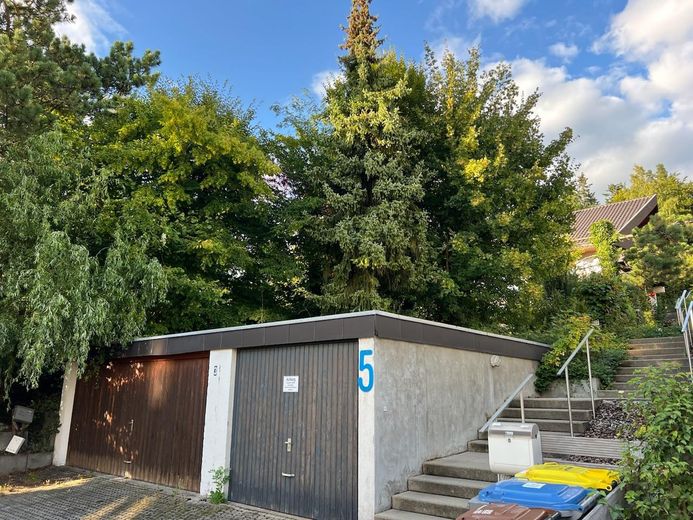 Garage links und Aufgang