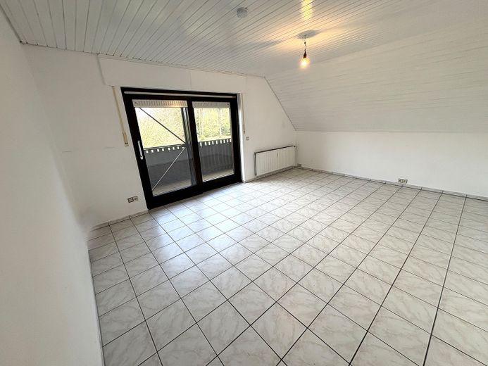 Exklusives Wohnen mit Garten, Neubezug n.Renovierung mit 2 großzügigen Balkonen – Wohnzi.m.Balkonzugang