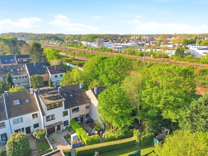 Sanierungsbedürftiges Reihenendhaus mit Garage in Köln-Heimersdorf (Erbpachtgrundstück) – Drohnenaufnahme