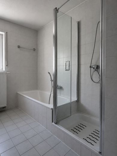 Frisch renovierte 3-Zimmer-Wohnung mit Balkon & Stellplatz in Weikersheim – Badezimmer