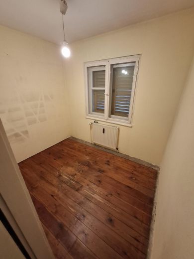 Nbg-Gaismannshof’ta inci - Tek ailelik ev (veya 3 odalı mutfak-banyo zemin kat + 2 odalı mutfak-banyo çatı katı) ve büyük, sakin bahçe – Kleines Schlafzimmer EG