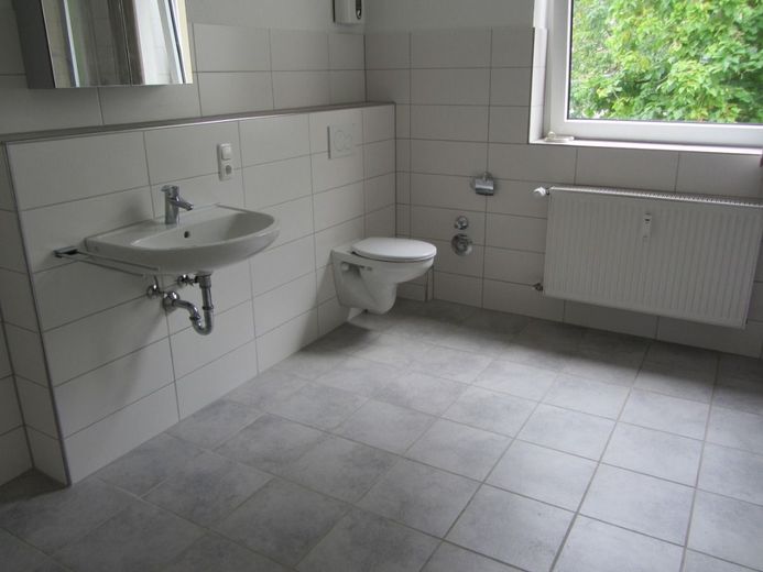 1-Zimmer in 3er-WG mit neuwertigem Duschbad und EBK im Stadtzentrum – Gemeinschaftsbad