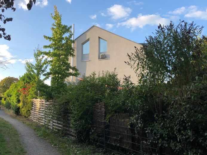 Sonniges Reihenendhaus mit Atelier - ruhige, familienfreundliche Lage, Garten & Blick über Skyline – Haus Südansicht