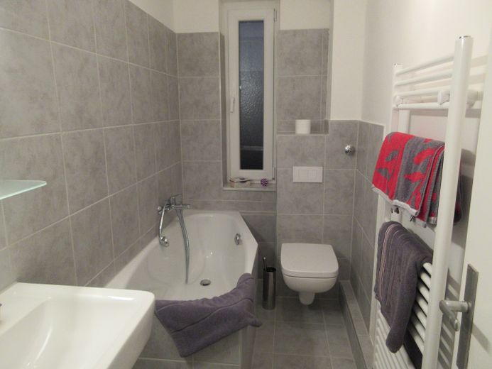 2026 Berlin! Schöner im möblierten Apartment in Steglitz, Elisenstr., zwischen Rathaus & Stadtpark – Bad, neu mit Duschwand