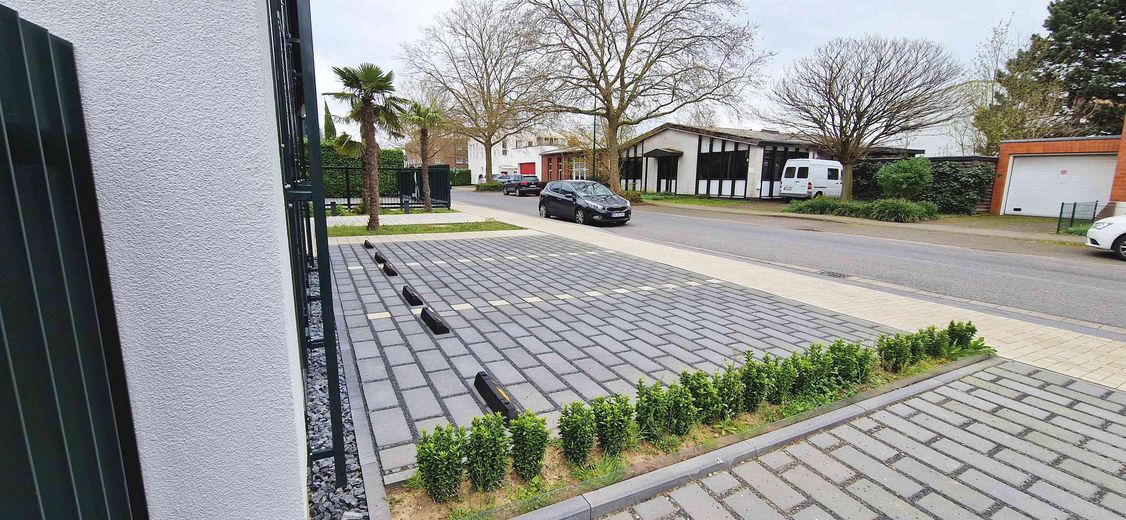 Moderne Co-Working Arbeitsplätze | Hürth-Gleuel nahe Autobahnkreuz Köln – Parkplätze vor dem Haus