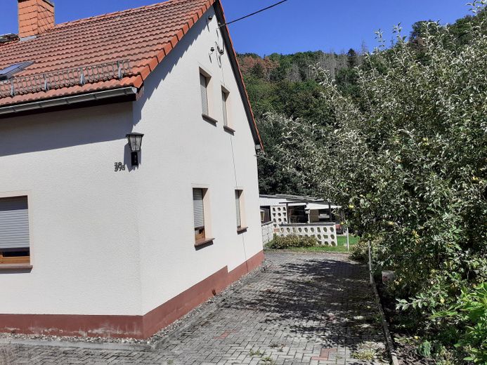 Außenansicht mit Einfahrt