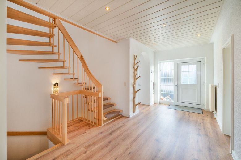 Einfamilienhaus mit Einliegerwohnung, Doppelgarage und Garten. Willkommen in Horhausen! – Treppe zum Dachgeschoss