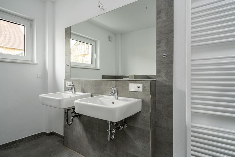 Traumhafte 3-Zimmerwohnung mit Blick zum Herkules – Badezimmer /Handtuchheizkörper