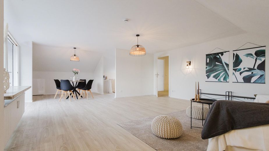 Frisch renovierte und bezugsfertige 3-Zimmerwohnung inkl. Parkplatz und mega Aussicht – Wohn-/Essbereich