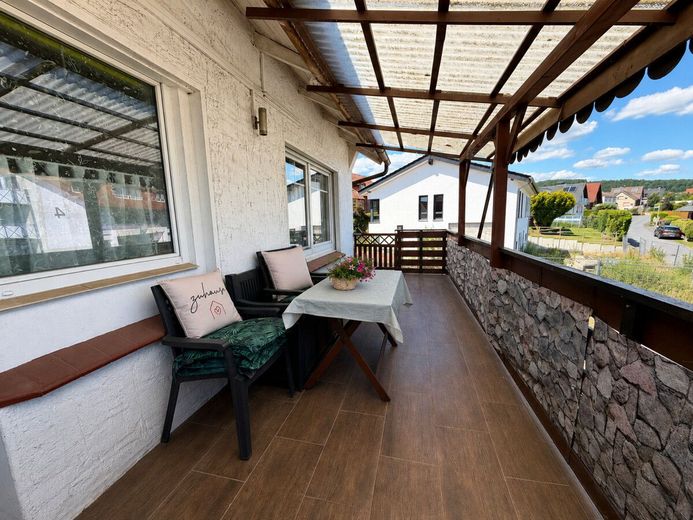 Großzügiges Zweifamilienhaus mit Einliegerwohnung und neuer Heizung – Balkon Ostseite