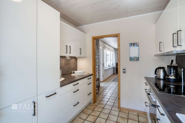 Wohnen mit Perspektive - gepflegtes Zweifamilienhaus mit Garten, Garage  in Köln-Zündorf – Küche