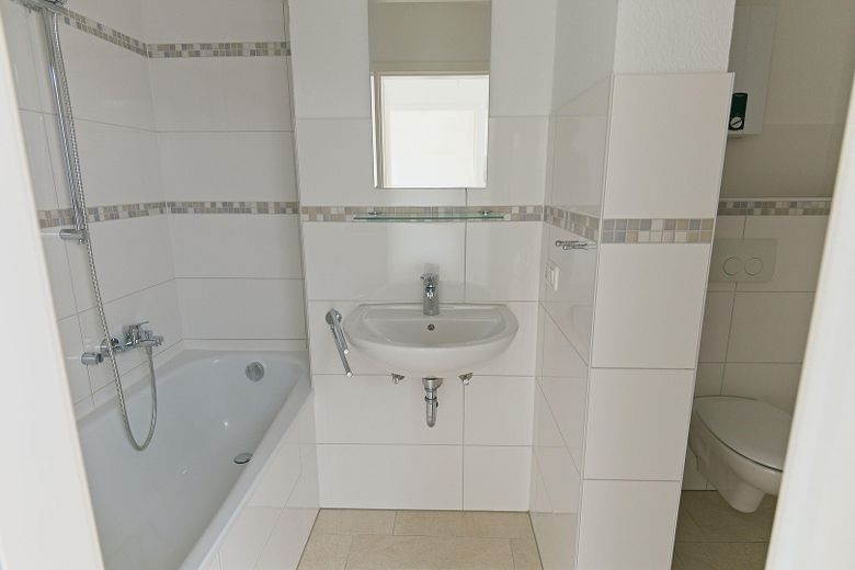 Stilvolle ruhige 3-Zi-Dachgeschosswohnung – eigene Etage, Dachbalken & Gartenmitnutzung – Bad