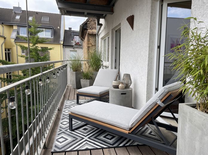 Charmante 3-Zimmer-Wohnung mit großzügigem Balkon im Mauritius Viertel, Köln – Balkon KI