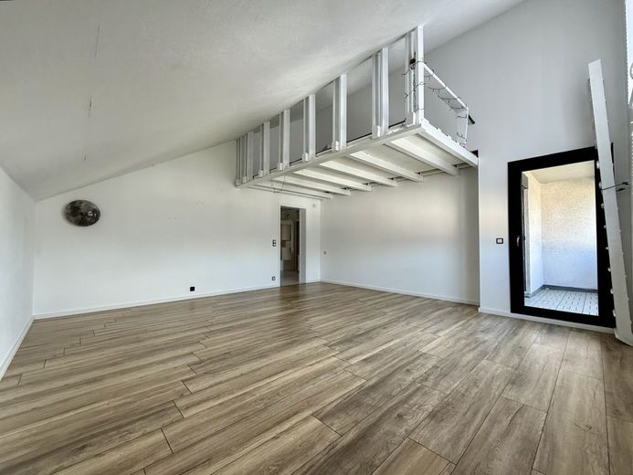 Fröndenberg-Westick: Eigentumswohnung der besonderen Art mit Balkon plus Tiefgaragenstellplatz! – Wohnbereich