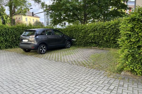 Bischofswerda! Keine lästige Parkplatzsuche mehr - Freie Stellplätze im Innenhof!