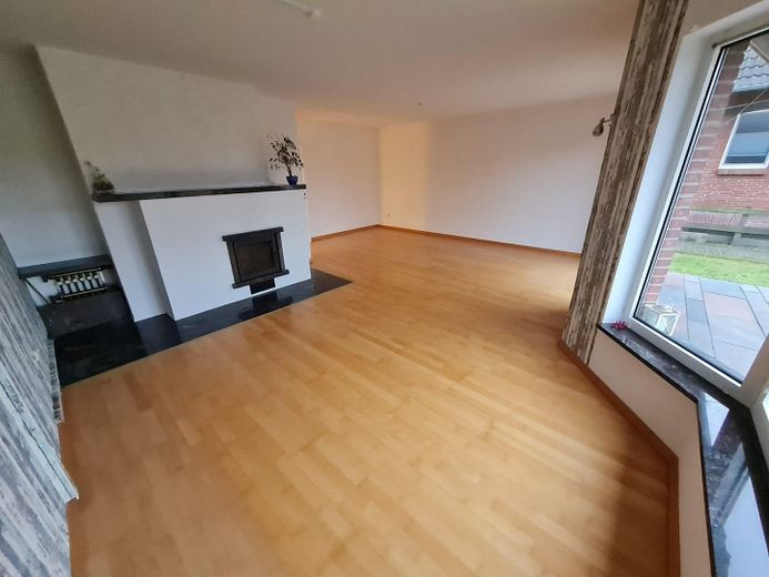 NEUSTADT OT POGGENHAGEN: Schöne Doppelhaushälfte in ruhiger Feldrandlage mit guter Anbindung – Wohnzimmer Bild 1