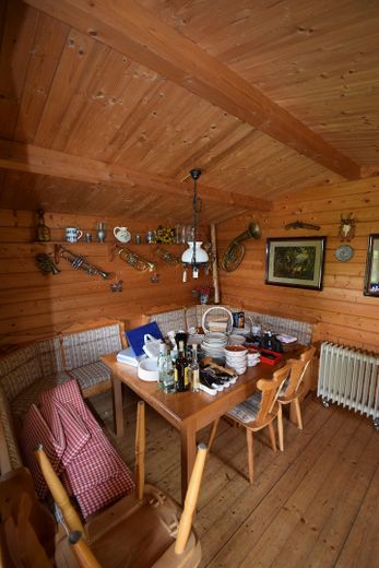 Provisionsfrei! Zweifamilienhaus, großer Sonnengarten – Partyhütte innen