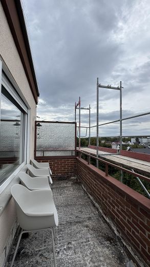 Appartement de 3 pièces à Maintal-Bischofsheim : balcon avec vue sur la skyline, cuisine équipée et garage – Photo 13