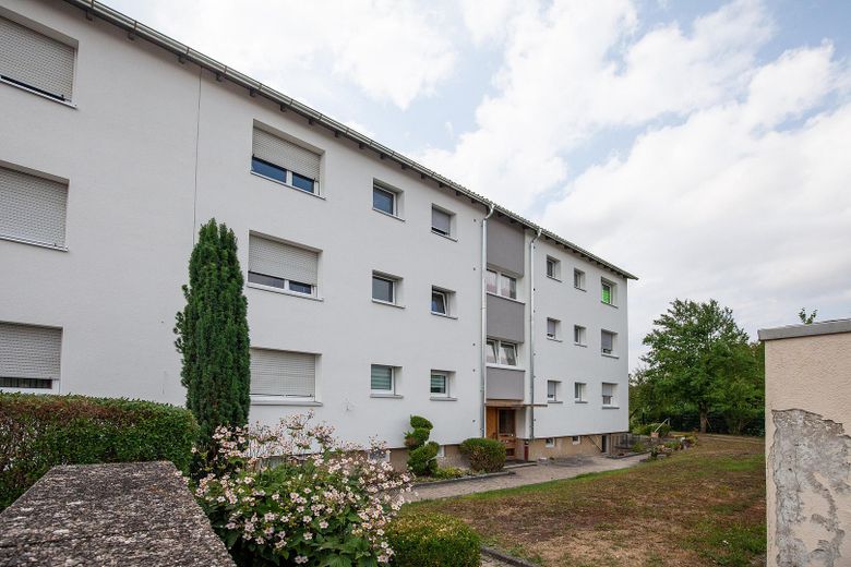 Hochwertig modernisierte 4-Zimmer-Wohnung mit Loggia & Garage in ruhiger Lage von Ehningen – Außenansicht