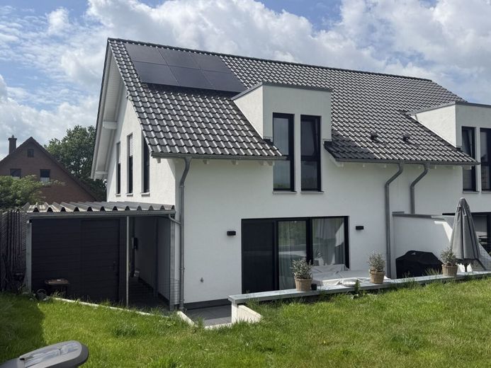 Moderne Doppelhaushälfte mit großem Garten, Weitblick &amp; Carport in Werste – Gartenansicht_1