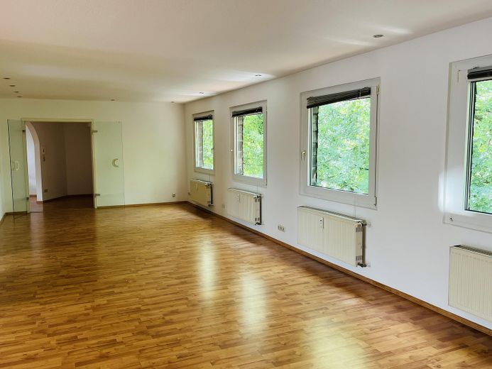 Dachterrasse mit Blick ins Grüne. Ganz oben. Ganz für sich. Ganz ruhig. Mitten im Wasserviertel. – Esszimmer