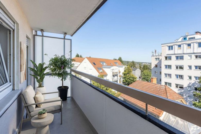 Charmante 2-Zimmer-Wohnung in Frankfurt-Bornheim - 5. Obergeschoss, Aufzug, Balkon &amp; Ausblick – Balkon - Visualisierung