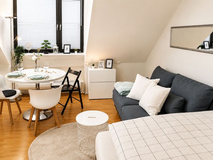 Helle möblierte 1-Zimmer-Dachgeschosswohnung in München-Trudering – Foto 2