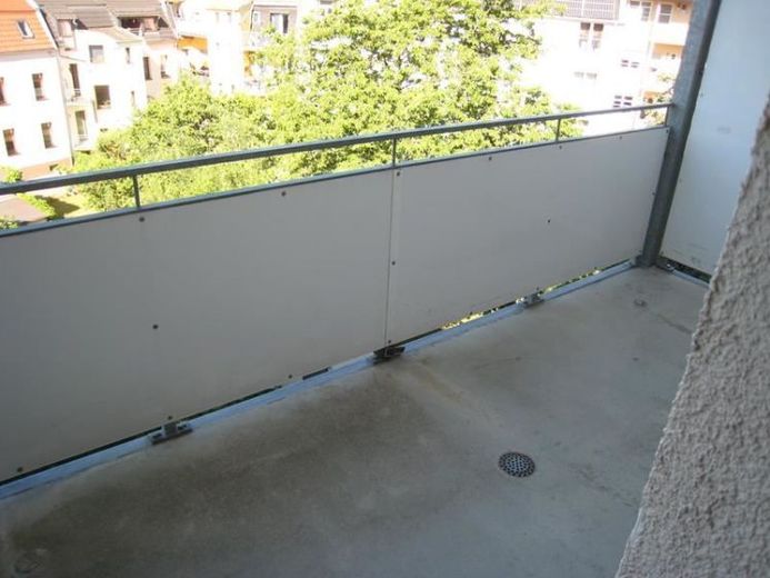 Große 2-Zimmer mit Laminat, Wannenbad, Stellplatz und Balkon in ruhiger Lage! EBK mgl. – Foto 1