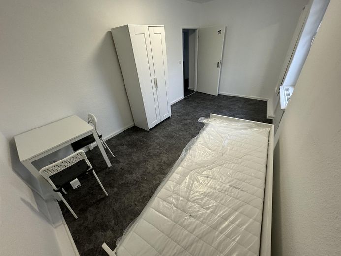 Immeuble commercial complet avec 10 chambres rénovées, un rez-de-chaussée à usage flexible et un potentiel d’aménagement dans les combles – 1. und 2. OG - Zimmer 