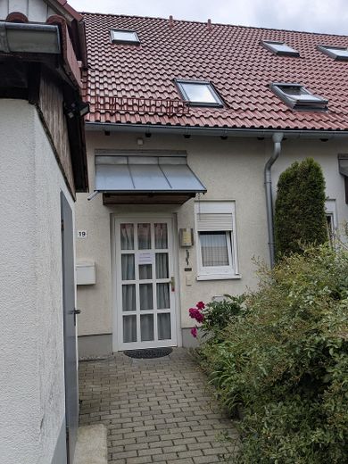 Entspanntes Wohnen zwischen Freiberg und Dresden – Haustür, Schuppen, Vorgarten