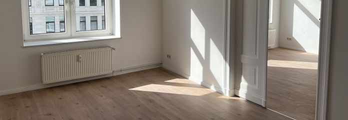 شقة من 3 غرف، مجددة حديثًا، حمام بدش وحوض استحمام، مرحاض ضيوف، مطبخ كبير – Zimmer 2 1