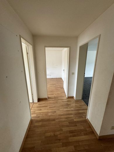 Gemütliches Zuhause für die ganze Familie – helle 3,5-Zimmer-Dachgeschosswohnung in Essen-Borbeck – großzügiger Flur 2