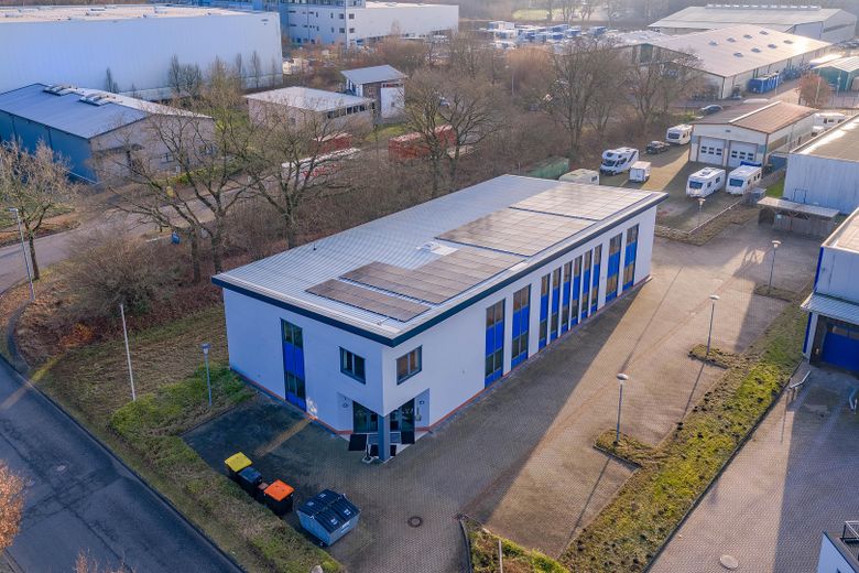 Elastyczne powierzchnie biurowe od 20 m² | Biura indywidualne | Stawka mnożnika podatku od działalności gospodarczej 300 % – Parkplätze und Gebäude