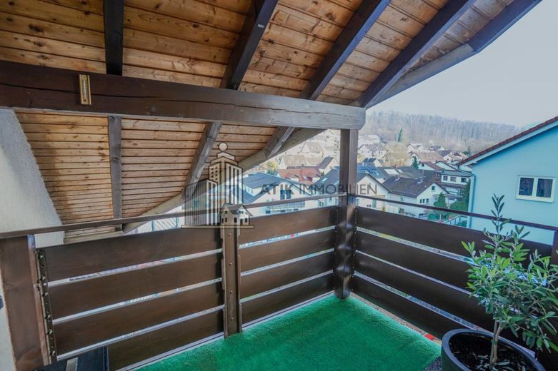 ATIK: Freistehendes Zweifamilienhaus mit Anbau auf großem Grundstück – Balkon DG